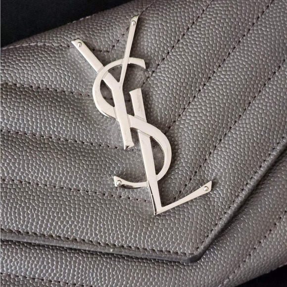 Ysl Portefeuille Famme (174Y7) Mo
Grey Metallasse Flap Wallet. - Picture 2 of 16